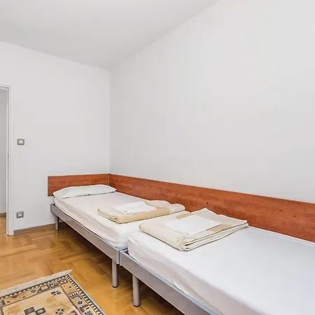 Cozy In Barbat With Wifi Apartment *